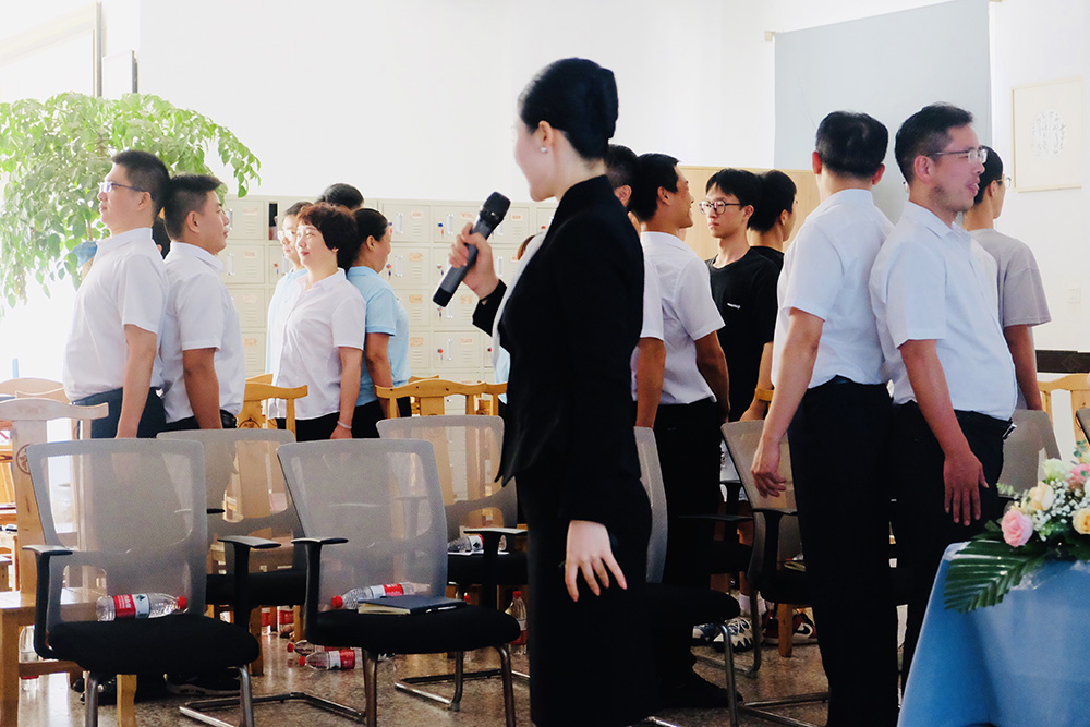 2023年8月，公司管理层参加礼仪培训